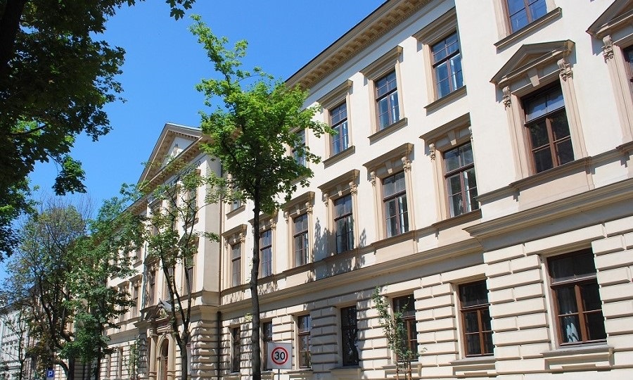 Kremowy budynek LO nr 1 w Krakowie