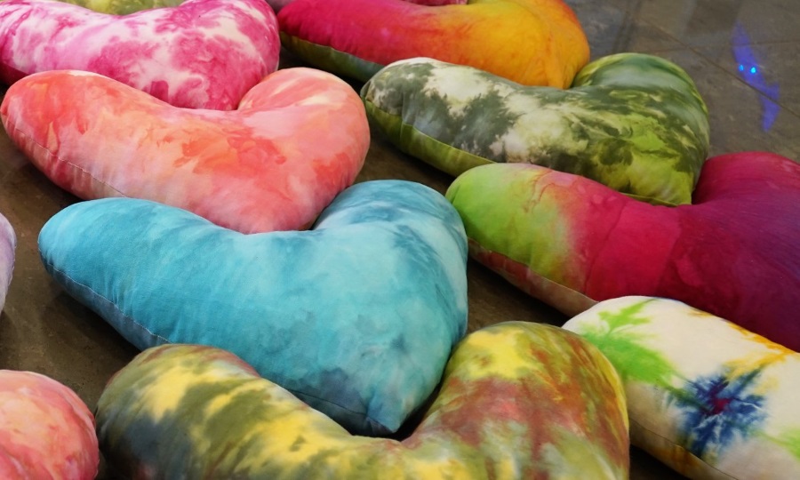 zdjeice przedstawia poduszki w kształcie serca w róznych kolorach